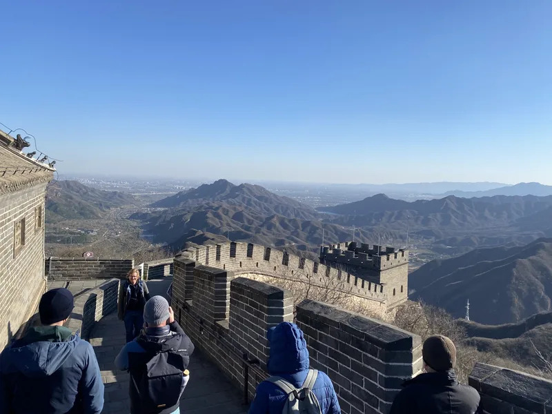 [Bild: Blick auf Peking von der Großen Mauer in Juyongguan]