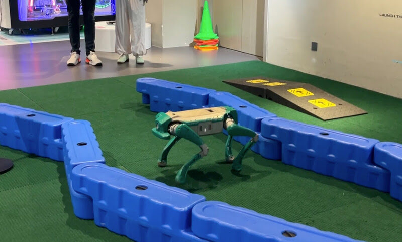 Robohund zujm testen im 6s Roboter Store in Shenzhen
