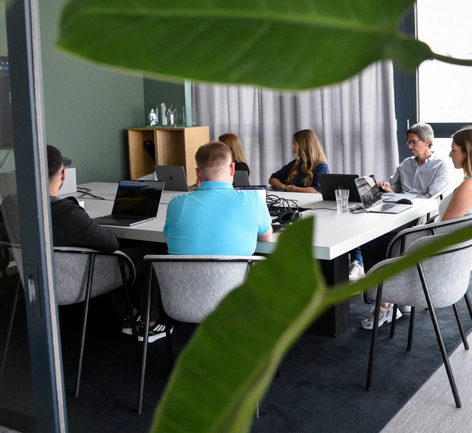 Gruppe von Menschen in Konferenzraum