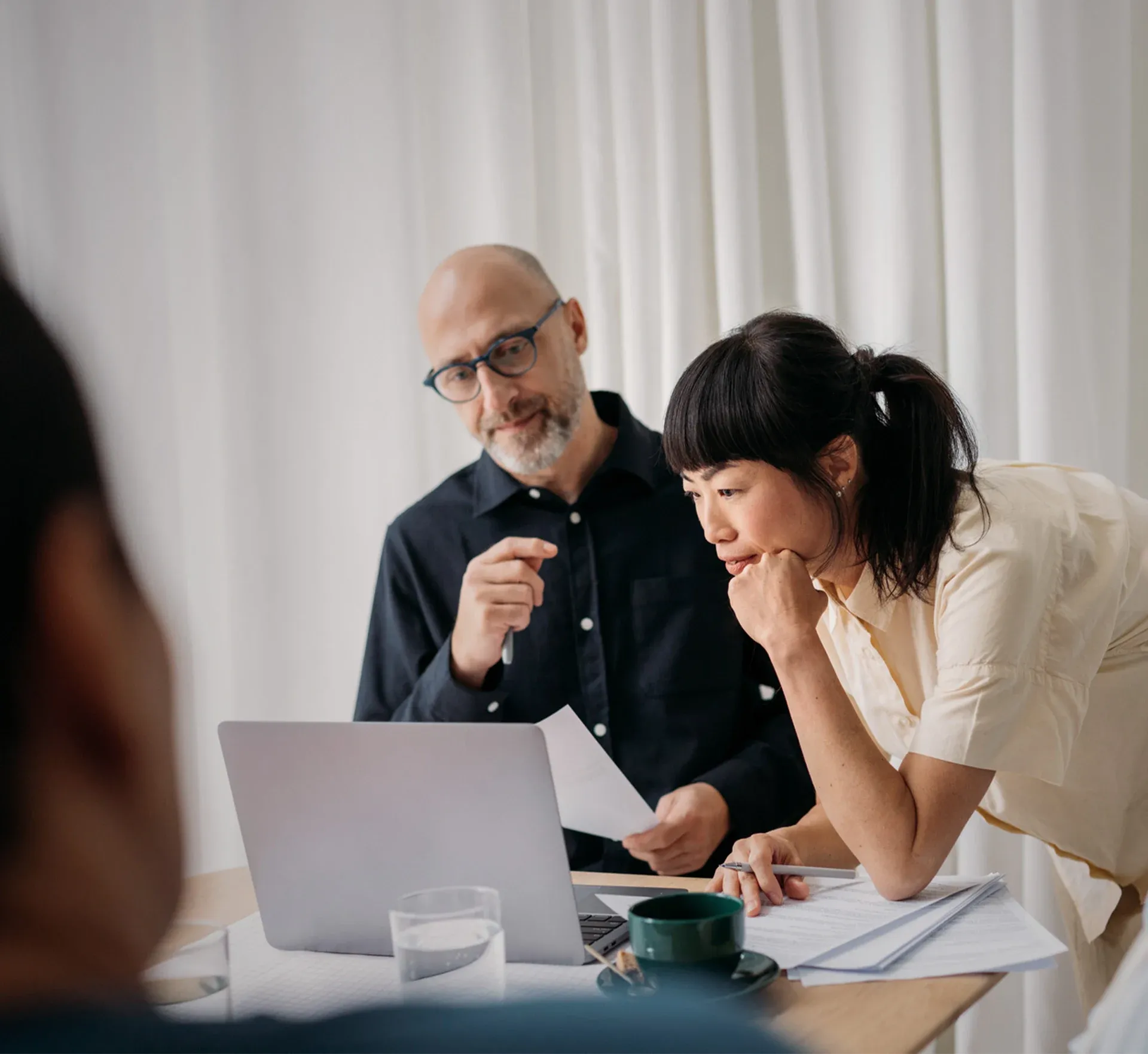 Frau und Mann beim Blick in einen Laptop
