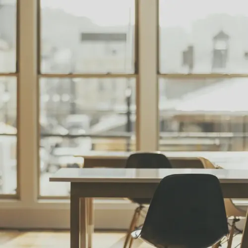 Leerer Besprechungsraum mit Blick durch große Fenster - Ki Jobverlust Titel
