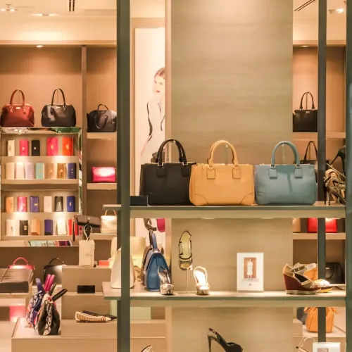 Ladenauslage mit Taschen und Schuhen in einer Boutique - B2B2C Modell Titel